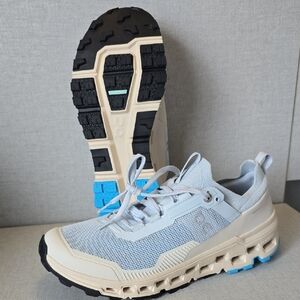 Women's Oncloudultra, New, beautiful sky blue & cream. ( w 9.5 ).